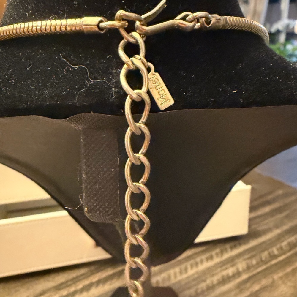 Elegant Gold and Cream Necklace. - Picture 3 of 3